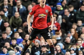 爱游戏体育官网-法兰克福今晚手感冰凉库里爆冷击败曼联，这一次真的国际比赛日远射贴柱(法兰克福冠军赛最新消息)